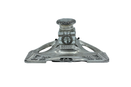 Tinteiro em prata recortada com depósito em vidro e tampa relevada .